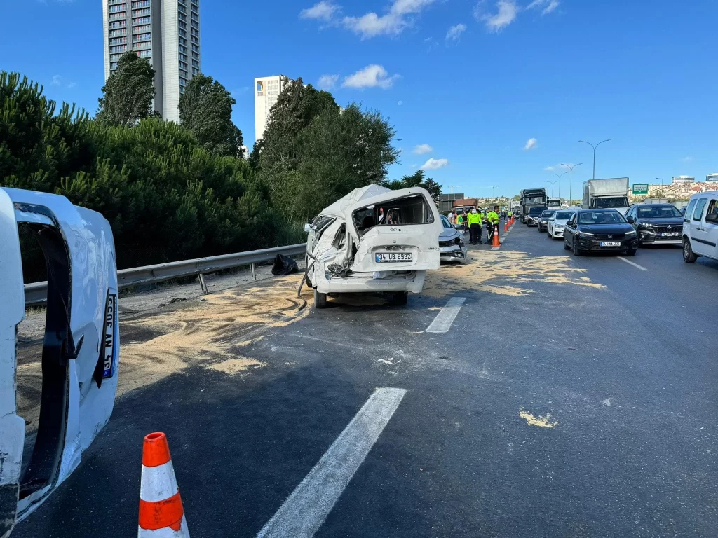 İstanbul’da Zincirleme Kaza: 15 Araç Birbirine Girdi, 5 Kişi Yaralandı