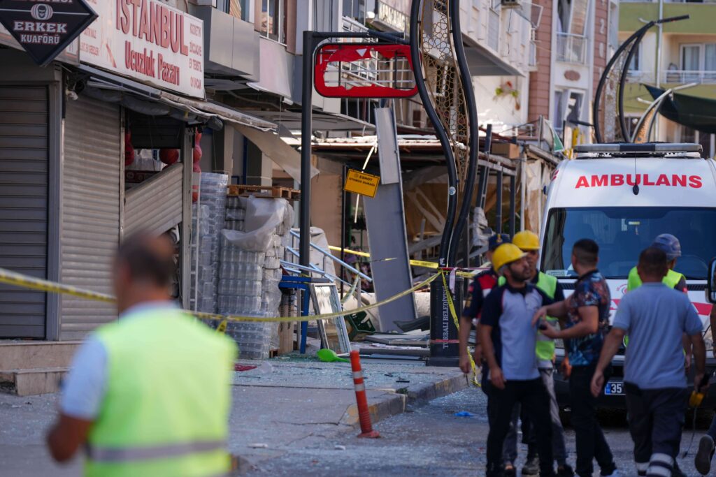 4IZMIRDE BIR RESTORANDA PATLAMA MEYDANA GELDI 4 KISI OLDU min
