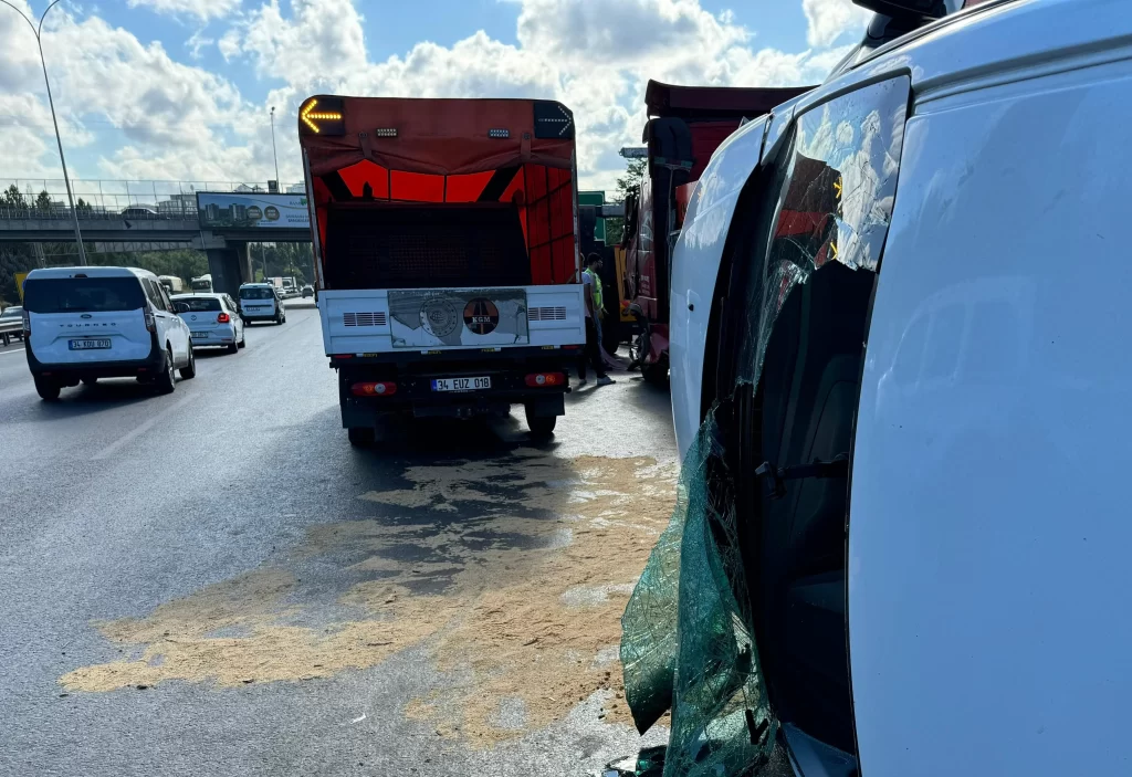 5 ISTANBULDA TEM OTOYOLUNDA 15 ARACIN KARISTIGI ZINCIRLEME KAZADA 5 KISI YARALANDI