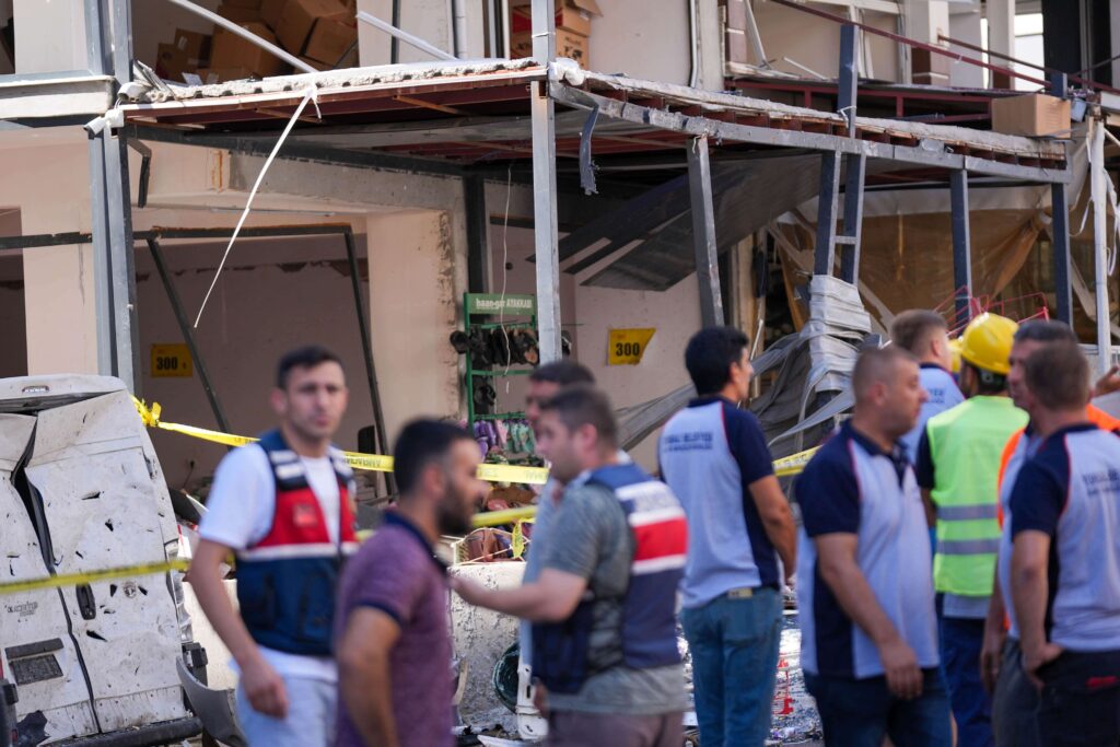 7IZMIRDE BIR RESTORANDA PATLAMA MEYDANA GELDI 4 KISI OLDU min