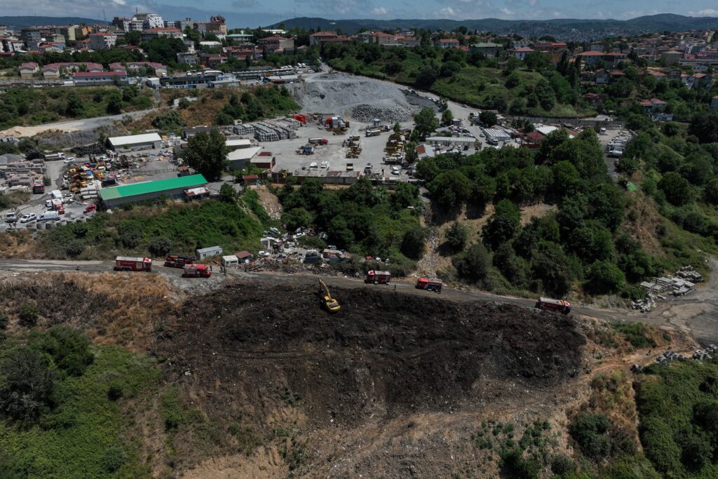 İSTANBUL – Sarıyer’de belediyeye ait depolama alanındaki yangının soğutma çalışmaları sürüyor