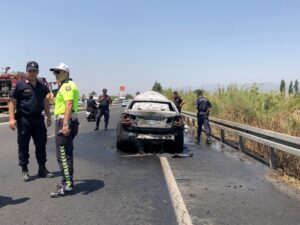 Aydın’ın Nazilli İlçesinde Otomobil Yangını: Sürücü Hastaneye Kaldırıldı