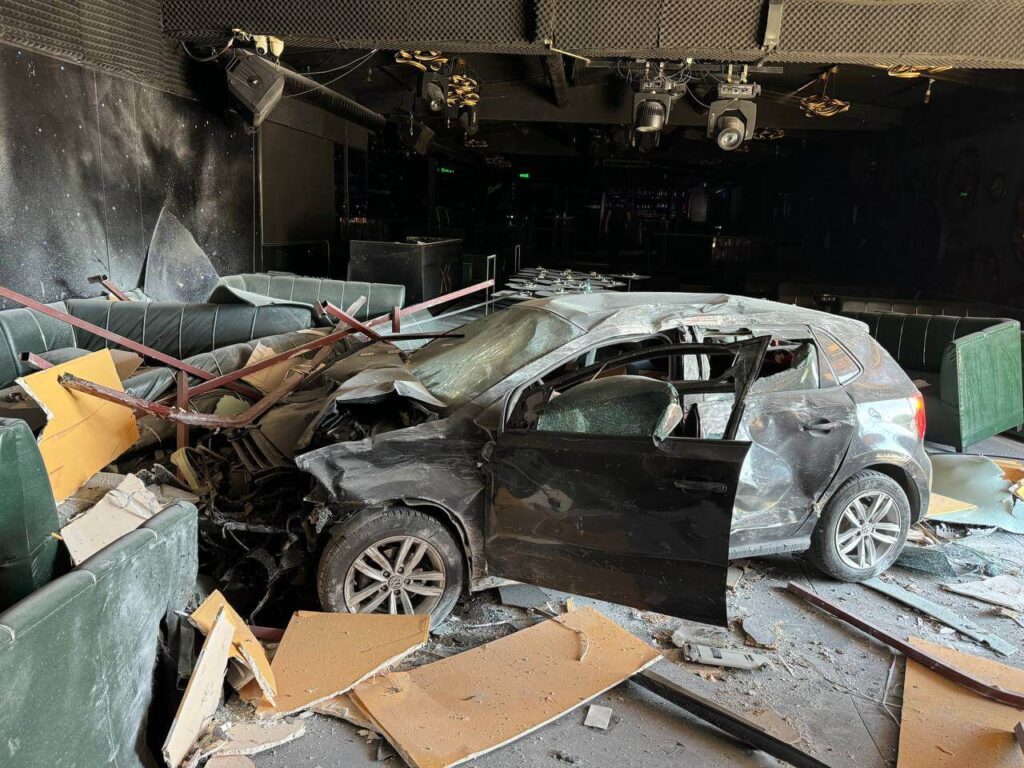 Bakırköy’de Otomobil Gece Kulübüne Girdi: Sürücü Yaralandı