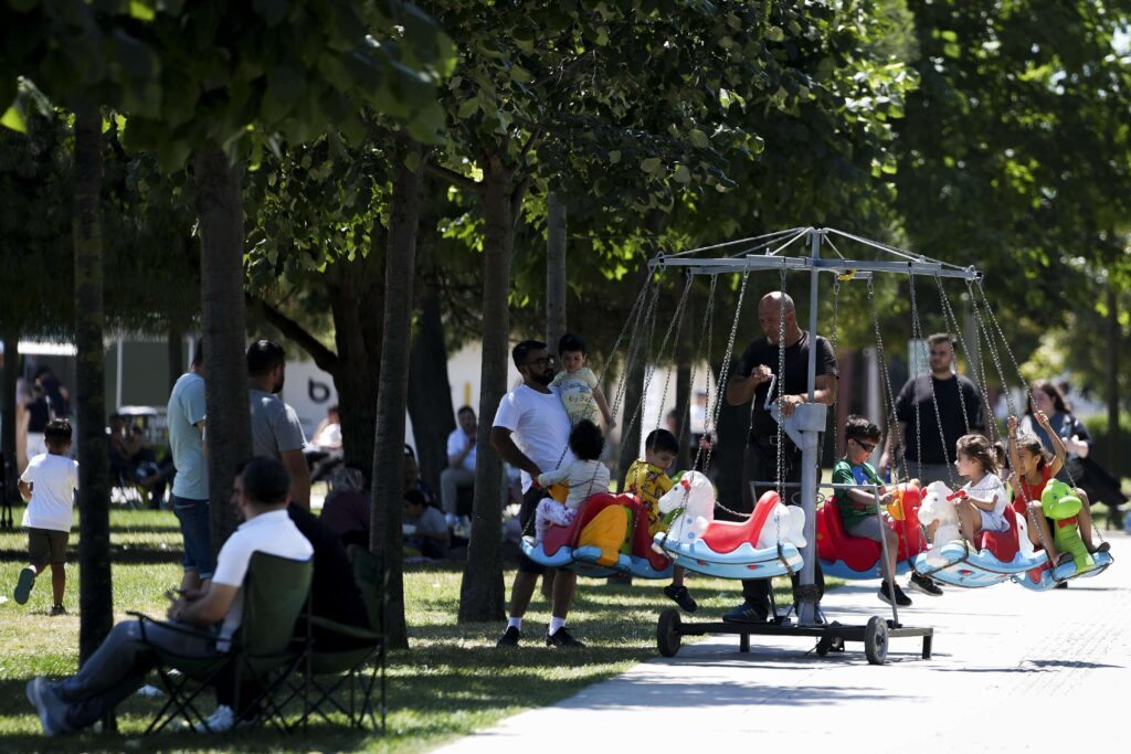 ISTANBULDA VATANDASLAR HAFTA SONU SAHIL VE PARKLARI TERCIH ETTI min