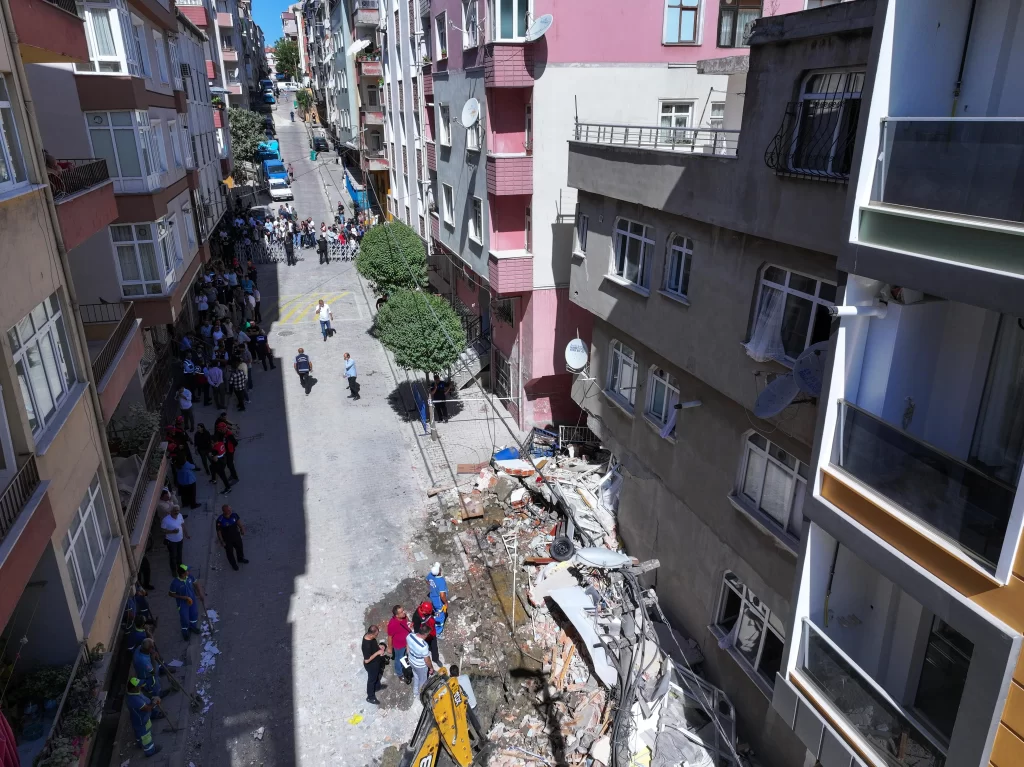 bahcelievlerde 7 katli bina 3 kati coktu 4 min