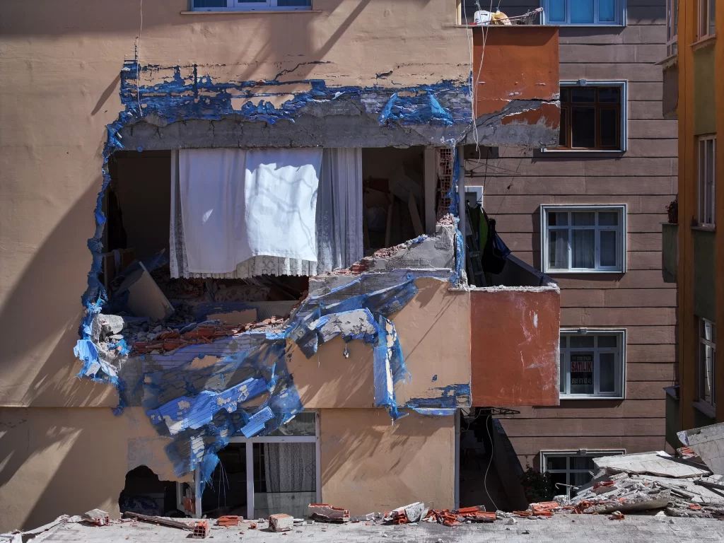 Bahçelievler’de Kaçak Yapılan 3 Kat Çöktü