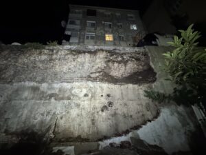 Fatih’te Tarihi Yapıya Bitişik İstinat Duvarı Çöktü