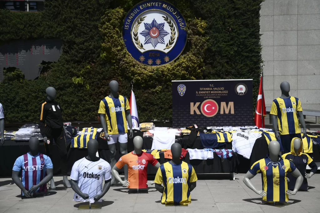 İstanbul’da “Kaçak Forma” Operasyonu: 5 Şüpheli Gözaltında