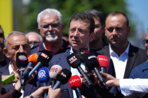 Ekrem İmamoğlu, Küçükçekmece’de Çöken Bina Enkazında İncelemelerde Bulundu