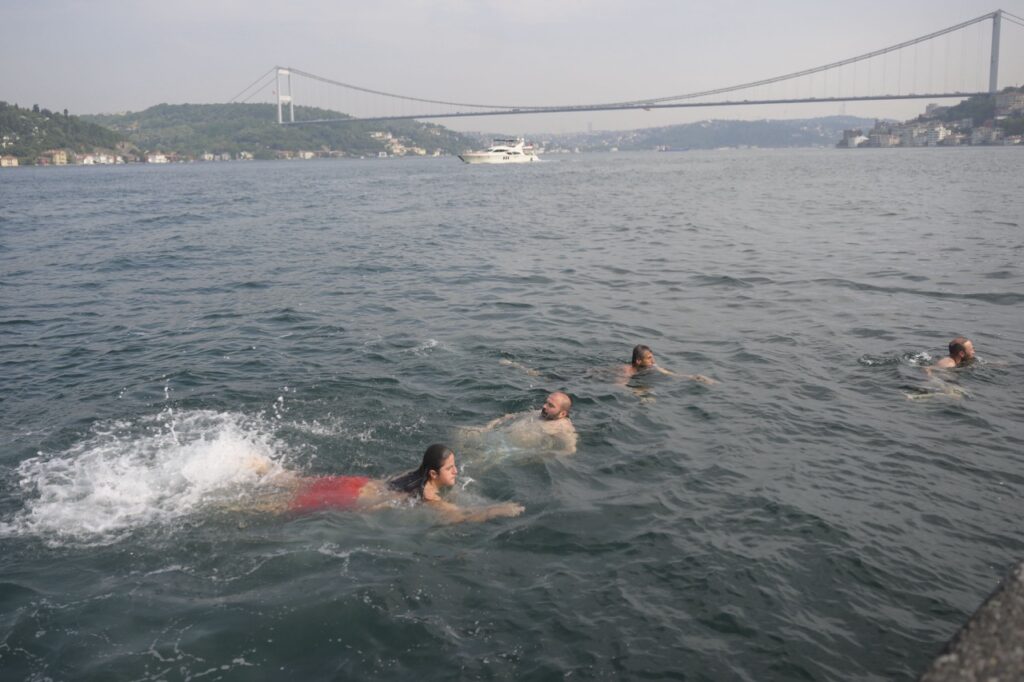 İstanbul’da Sıcaktan Bunalanlar Serinlemek İçin Sahil ve Parkları Tercih Etti