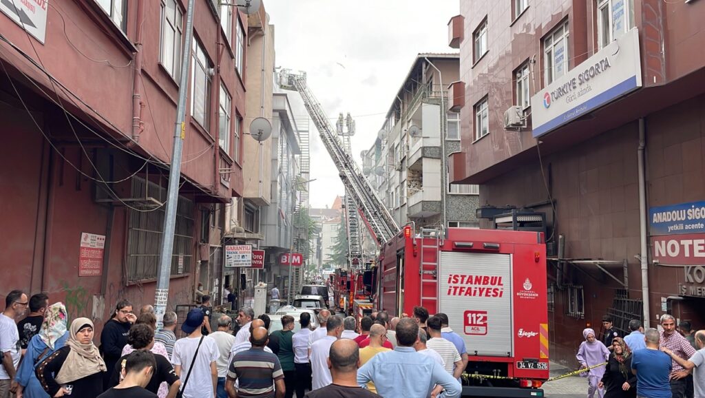 Sultangazi’de Marketin Deposunda Çıkan Yangın Söndürüldü