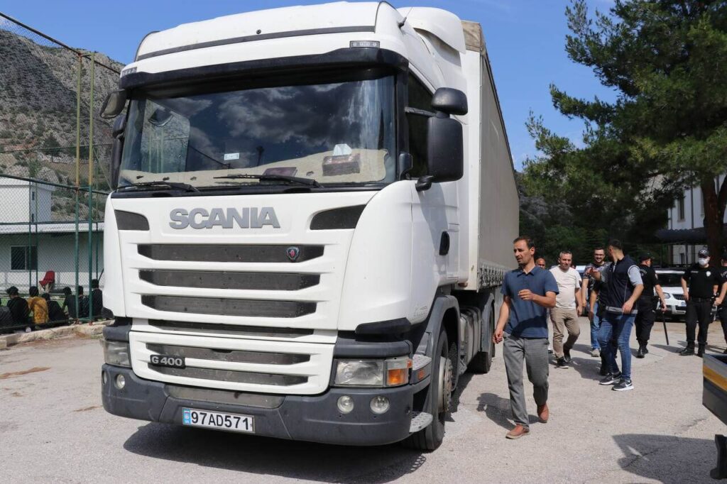 0 AMASYADA DUZENSIZ GOCMENLERI TASIYAN TIRIN YABANCI UYRUKLU SURUCUSU TUTUKLANDI