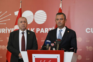 16 ZAFER PARTISI GENEL BASKANI OZDAG CHP GENEL BASKANI OZELI ZIYARET ETTI