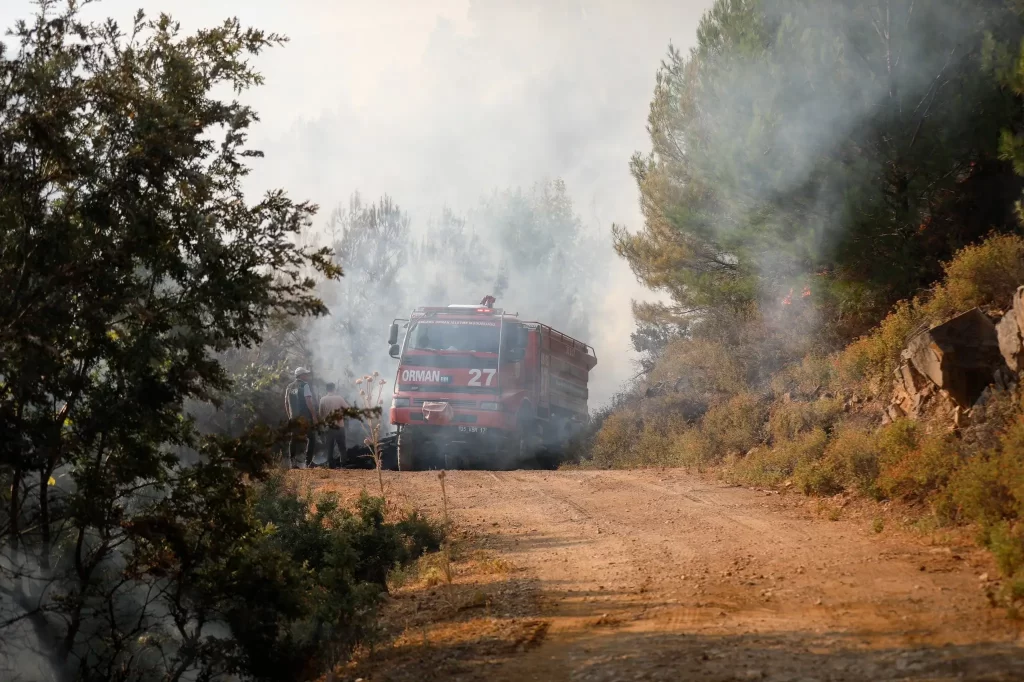 6 IZMIR BERGAMADA ORMANLIK ALANDA CIKAN YANGIN KONTROL ALTINDA