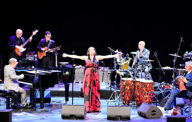 AA 20240722 35200141 35200139 PINK MARTINI ISTANBULDA MUZIKSEVERLERLE BULUSTU