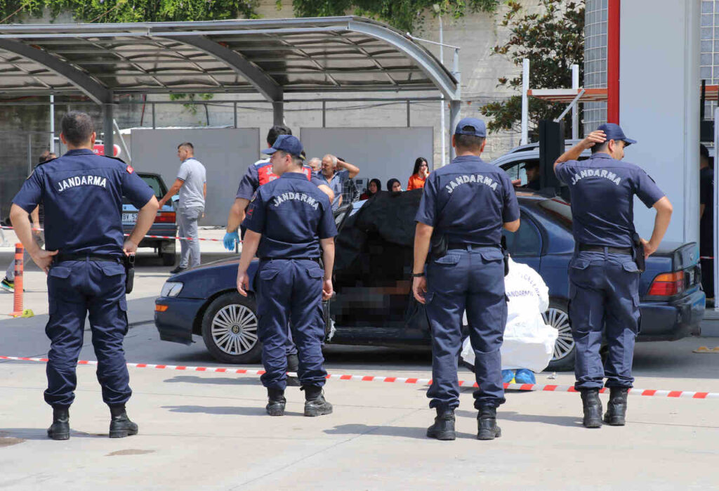 AMASYADA BIR KISI TARTISTIGI DAMADINI SILAHLA OLDURDU KIZINI YARALADI