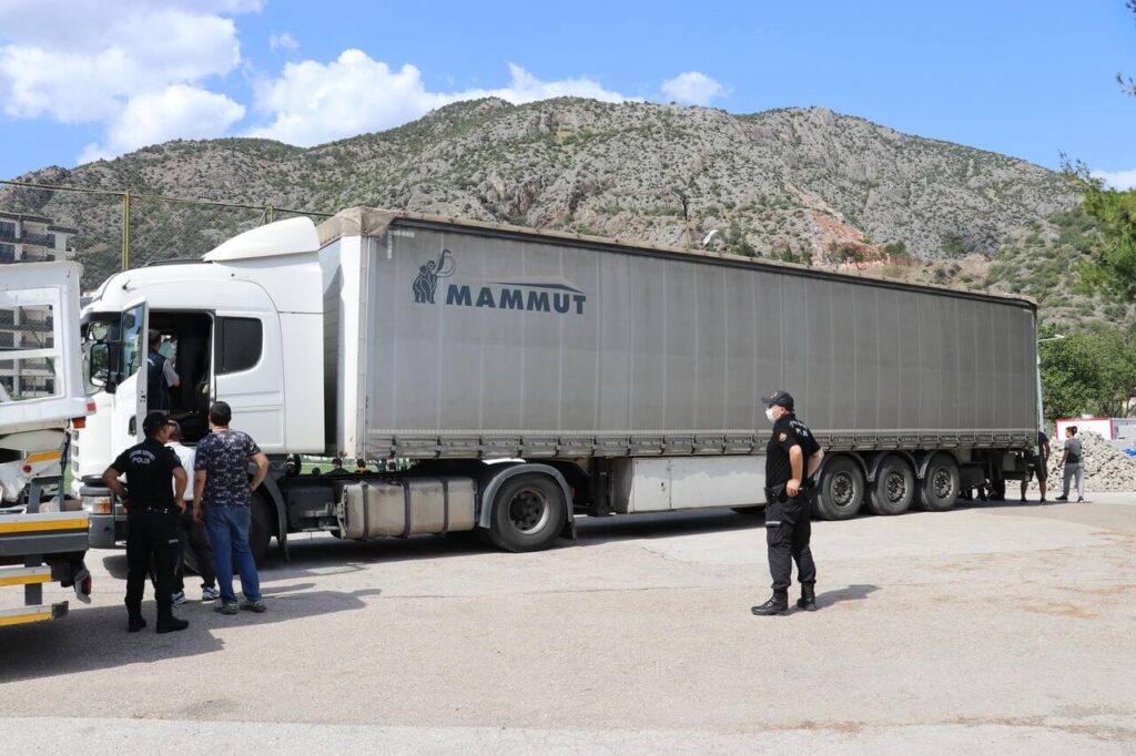 AMASYADA DUZENSIZ GOCMENLERI TASIYAN TIRIN YABANCI UYRUKLU SURUCUSU TUTUKLANDI