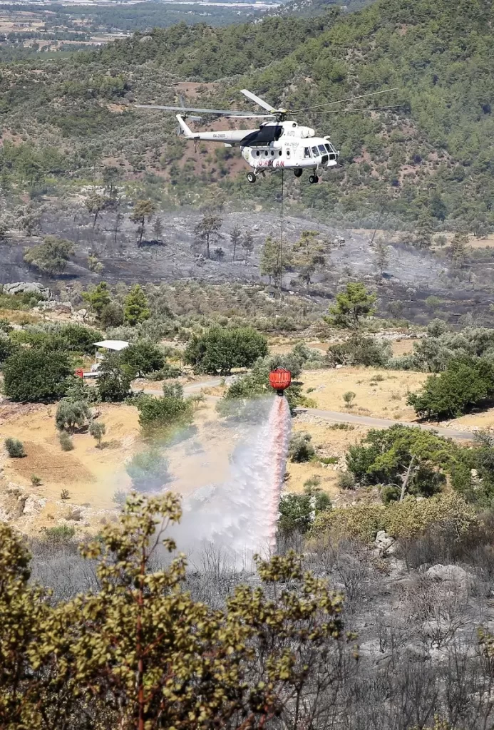 ANTALYADA ORMANLIK ALANDA CIKAN YANGINA MUDAHALE EDILDI 4