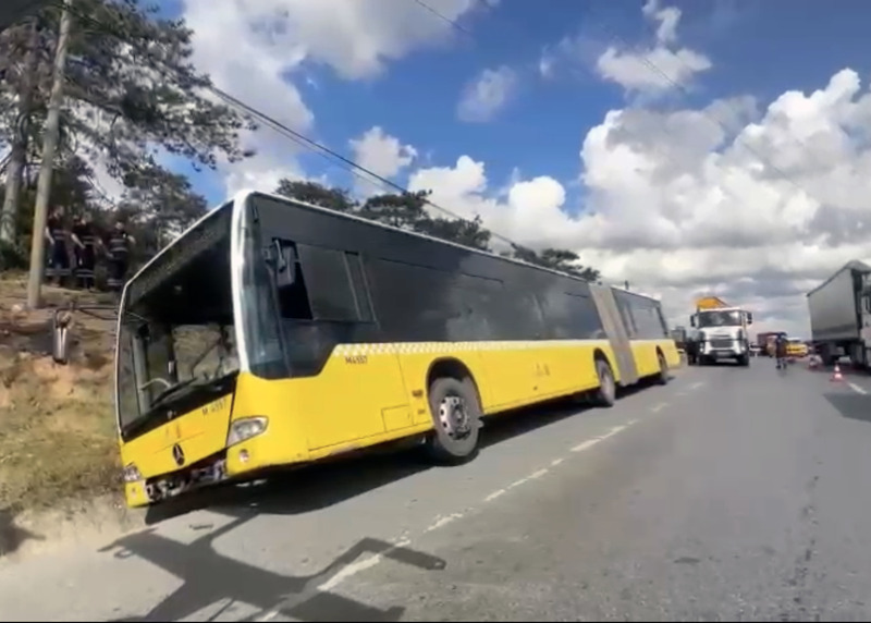 Arnavutköy’de İETT Otobüsü Yağmur Suyu Kanalına Düştü: Trafik Yoğunluğu Kısa Sürede Normale Döndü