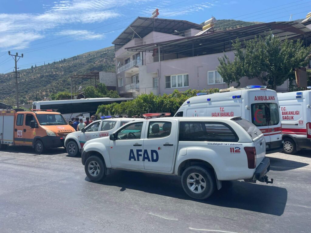 AYDINDA YOLCU OTOBUSUNUN EVE CARPMASI SONUCU 1 KISI OLDU 1