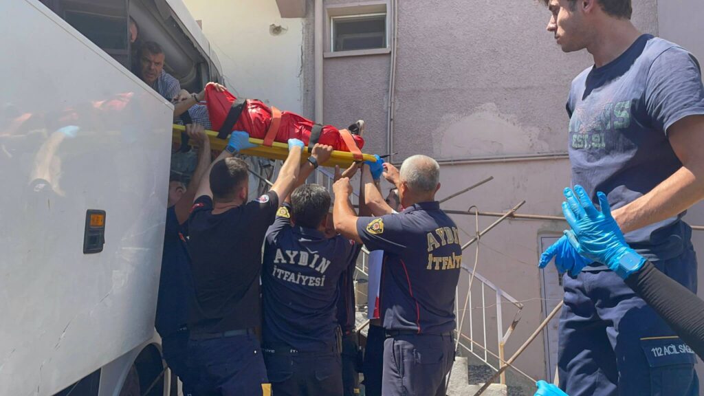 AYDINDA YOLCU OTOBUSUNUN EVE CARPMASI SONUCU 1 KISI OLDU