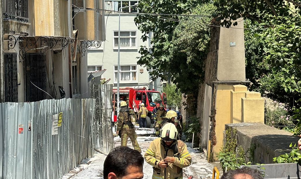 BEYOGLUNDA METRUK BINADA CIKAN YANGINA MUDAHALE EDILIYOR 2