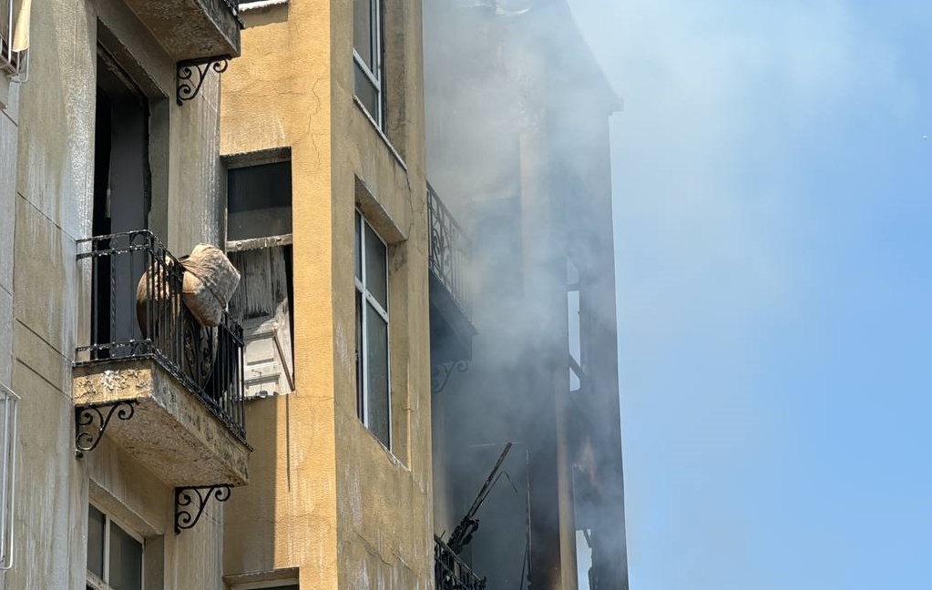 Beyoğlu’nda Yürekleri Ağza Getiren Yangın Söndürüldü