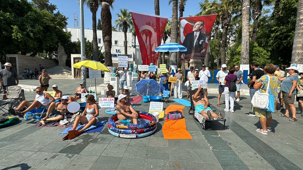 Bodrum’da “Özgür Kıyılar” Eylemi: Meydanda Güneşlendiler