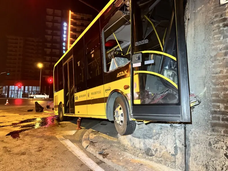 BURSADA OTO TAMIR DUKKANINA CARPAN BELEDIYE OTOBUSUNUN SURUCUSU YARALANDI 800x600 1