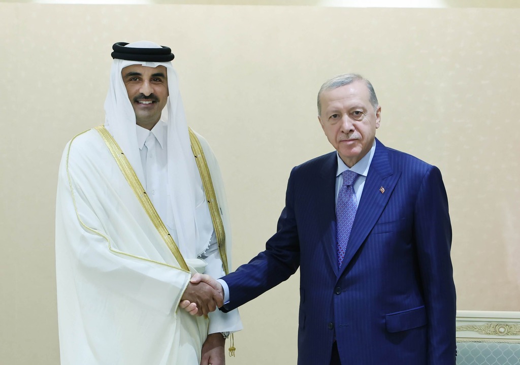 CUMHURBASKANI ERDOGAN KATAR EMIRI AL SANI ILE BIR ARAYA GELDI min