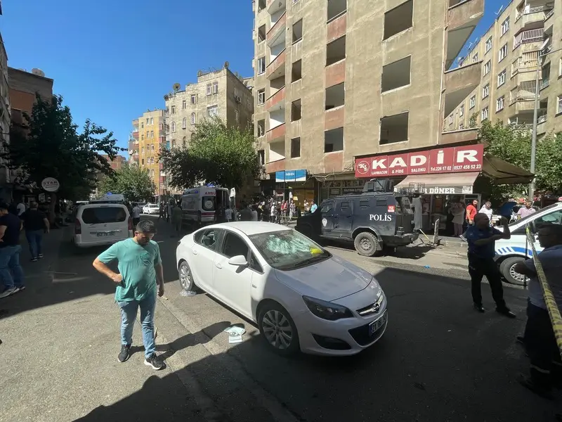 DIYARBAKIRDA SILAHLI VE BICAKLI KAVGADA 1I AGIR 4 KISI YARALANDI
