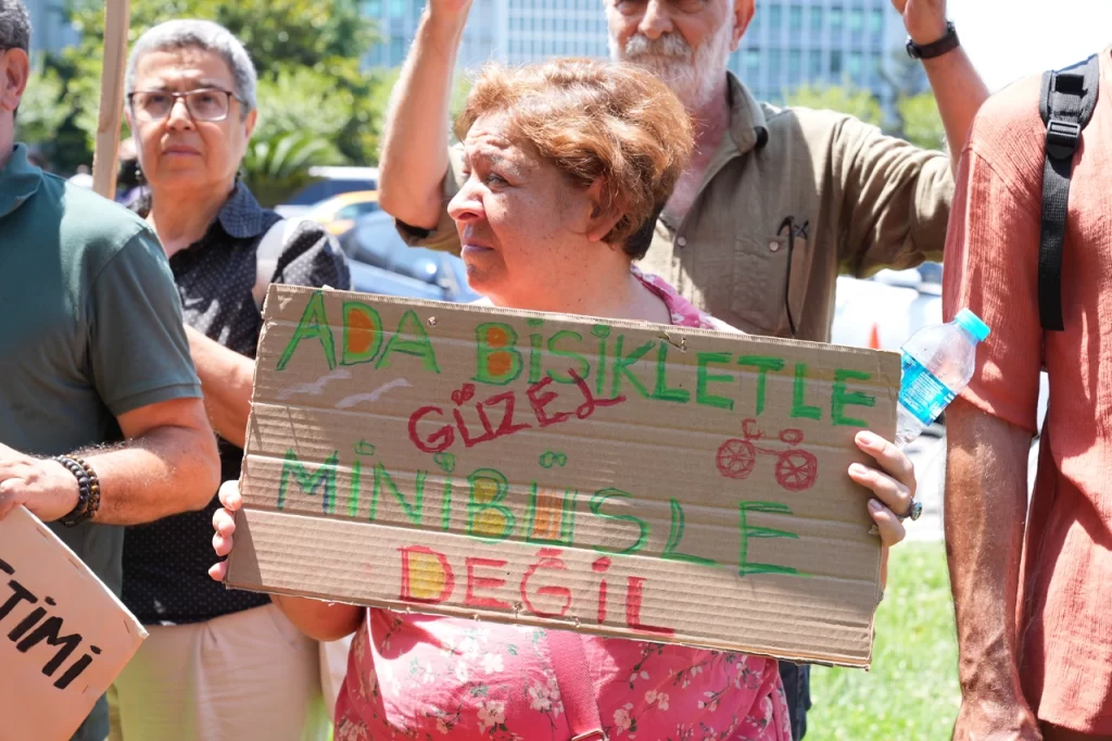 Adalılar “Azmanbüs” İstemiyor: İBB’ye Karşı Sert Protesto