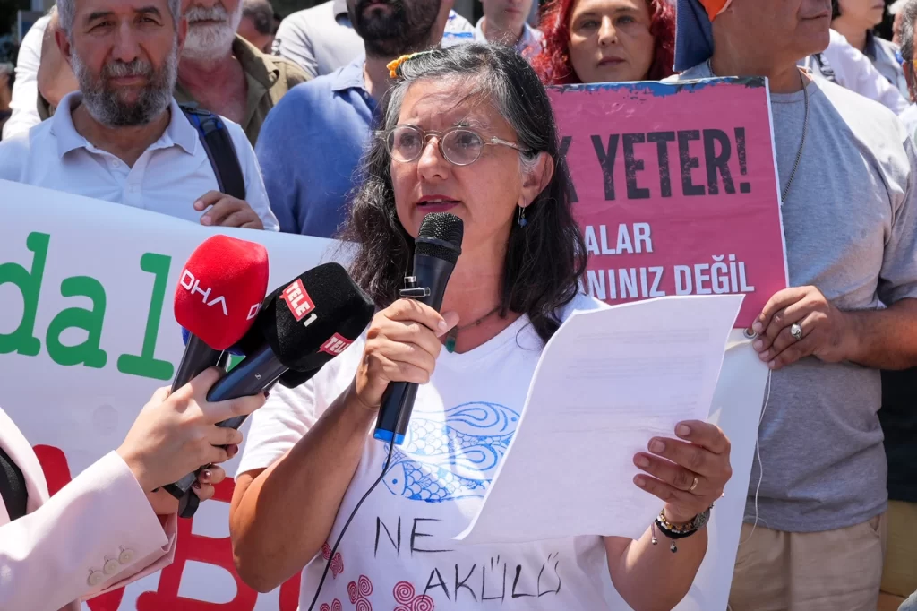FATIHTE IBB BINASI ONUNDE ADALILARDAN AZMANBUS PROTESTOSU