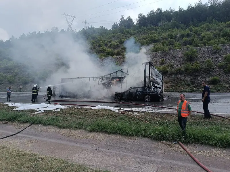 HATAYDA CARPISAN TIR VE OTOMOBILIN SURUCULERI YARALANDI
