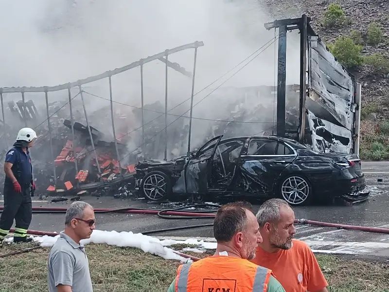 HATAYDA CARPISAN TIR VE OTOMOBILIN SURUCULERI YARALANDI