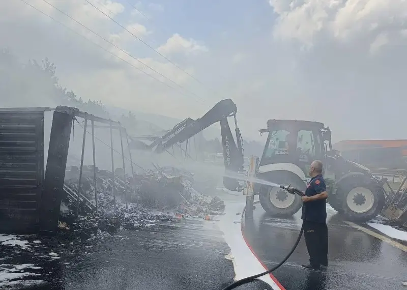 HATAYDA CARPISAN TIR VE OTOMOBILIN SURUCULERI YARALANDI