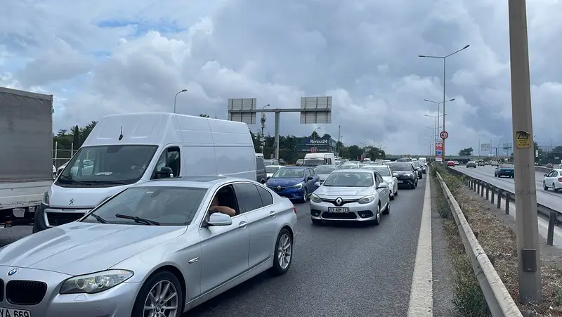 KARTALDA ZINCIRLEME TRAFIK KAZASI NEDENIYLE D100 KARA YOLUNDA YOGUNLUK OLUSTU 1