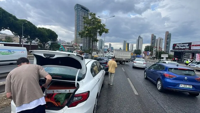 KARTALDA ZINCIRLEME TRAFIK KAZASI NEDENIYLE D100 KARA YOLUNDA YOGUNLUK OLUSTU 2