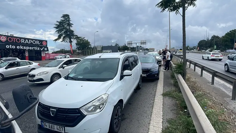 KARTALDA ZINCIRLEME TRAFIK KAZASI NEDENIYLE D100 KARA YOLUNDA YOGUNLUK OLUSTU 3