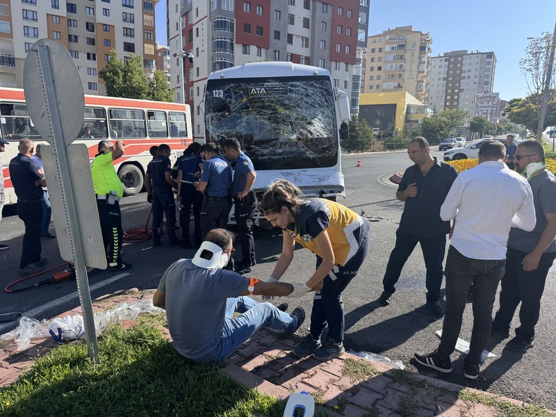 KAYSERIDE KAMYONLA CARPISAN ISCI SERVISINDEKI 10 KISI YARALANDI