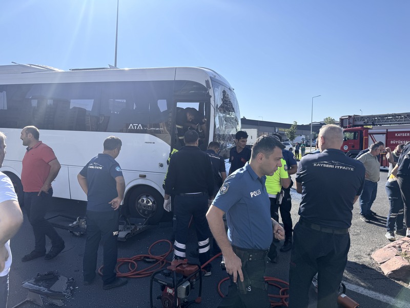 KAYSERIDE KAMYONLA CARPISAN ISCI SERVISINDEKI 10 KISI YARALANDI 1