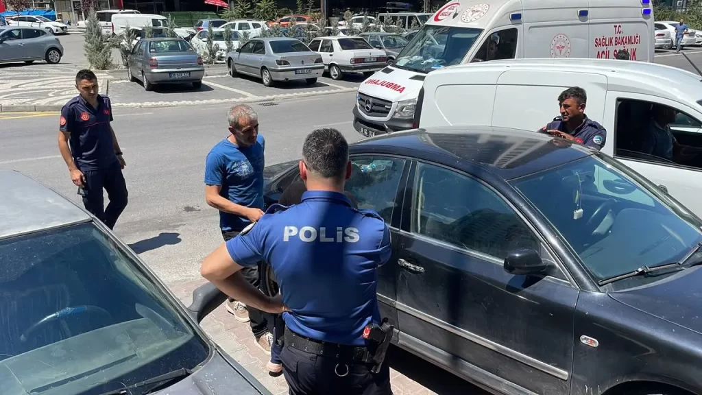 KAYSERIDE OTOMOBILDE KILITLI KALAN YASLI KADIN ITFAIYE EKIPLERINCE KURTARILDI 1