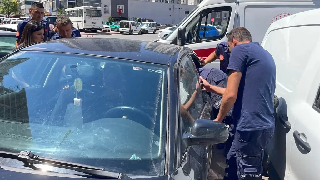KAYSERIDE OTOMOBILDE KILITLI KALAN YASLI KADIN ITFAIYE EKIPLERINCE KURTARILDI 2