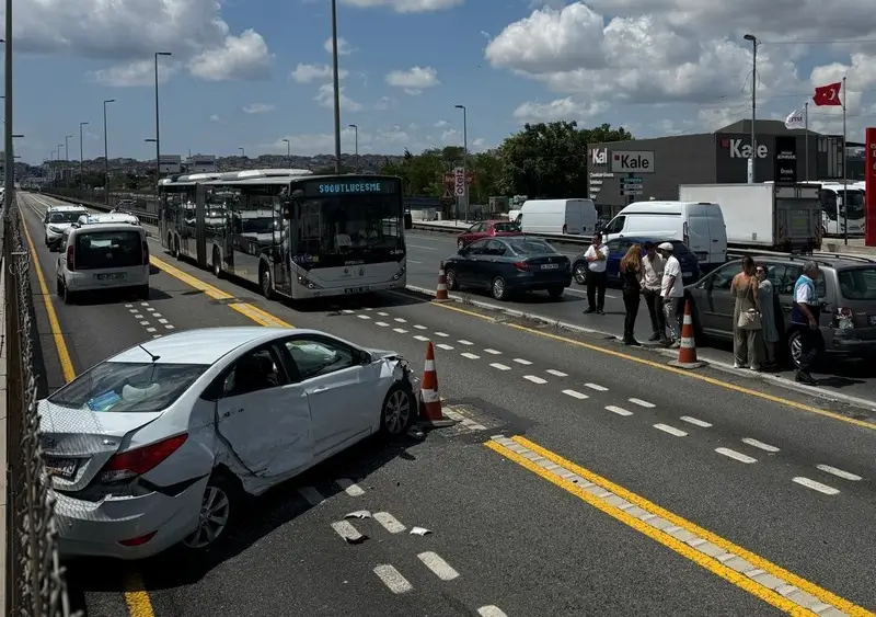 KUCUKCEKMECEDEKI KAZADA METROBUS YOLUNA GIREN OTOMOBILIN SURUCUSU YARALANDI 3