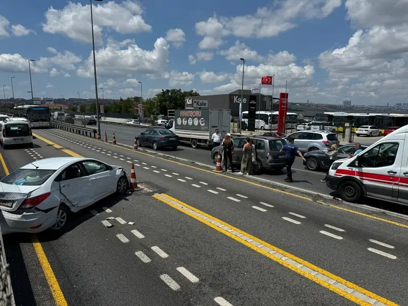 KUCUKCEKMECEDEKI KAZADA METROBUS YOLUNA GIREN OTOMOBILIN SURUCUSU YARALANDI