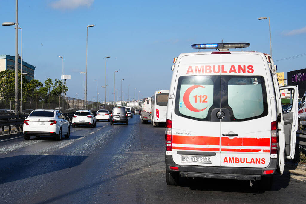 KUCUKCEKMECEDE 4 ARACIN KARISTIGI ZINCIRLEME KAZADA 13 KISI YARALANDI 2