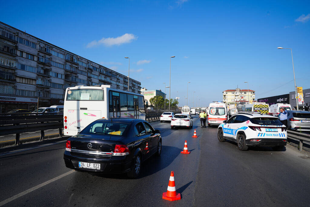 KUCUKCEKMECEDE 4 ARACIN KARISTIGI ZINCIRLEME KAZADA 13 KISI YARALANDI 3