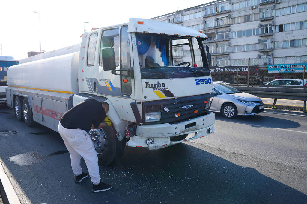 Küçükçekmece’de Zincirleme Trafik Kazası: 13 Yaralı