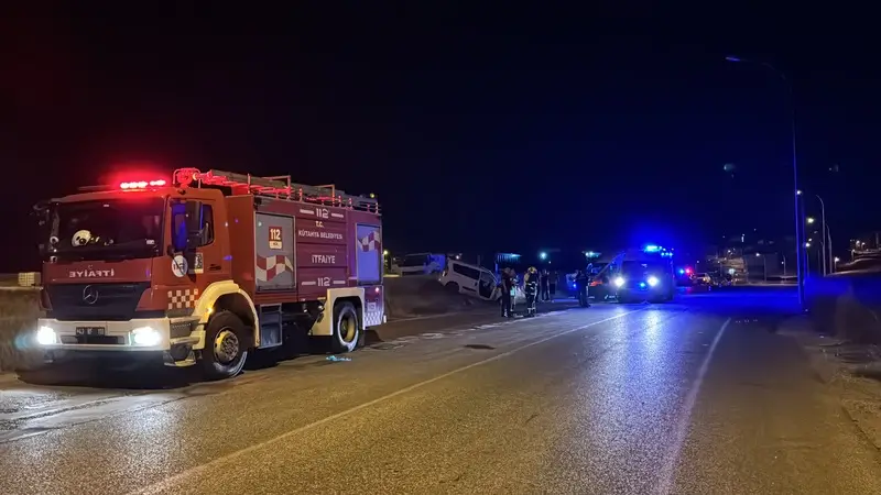 KUTAHYADA ZINCIRLEME TRAFIK KAZASINDA 1 KISI OLDU 8 KISI YARALANDI 5