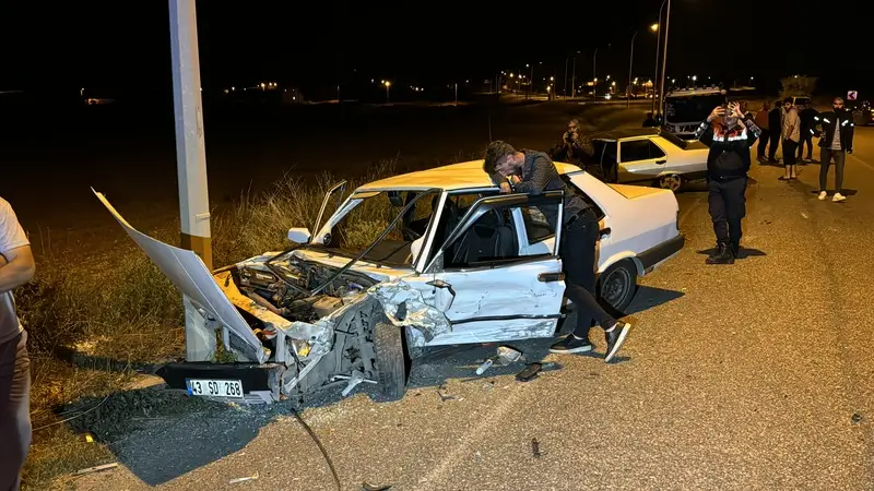 KUTAHYADA ZINCIRLEME TRAFIK KAZASINDA 1 KISI OLDU 8 KISI YARALANDI 9